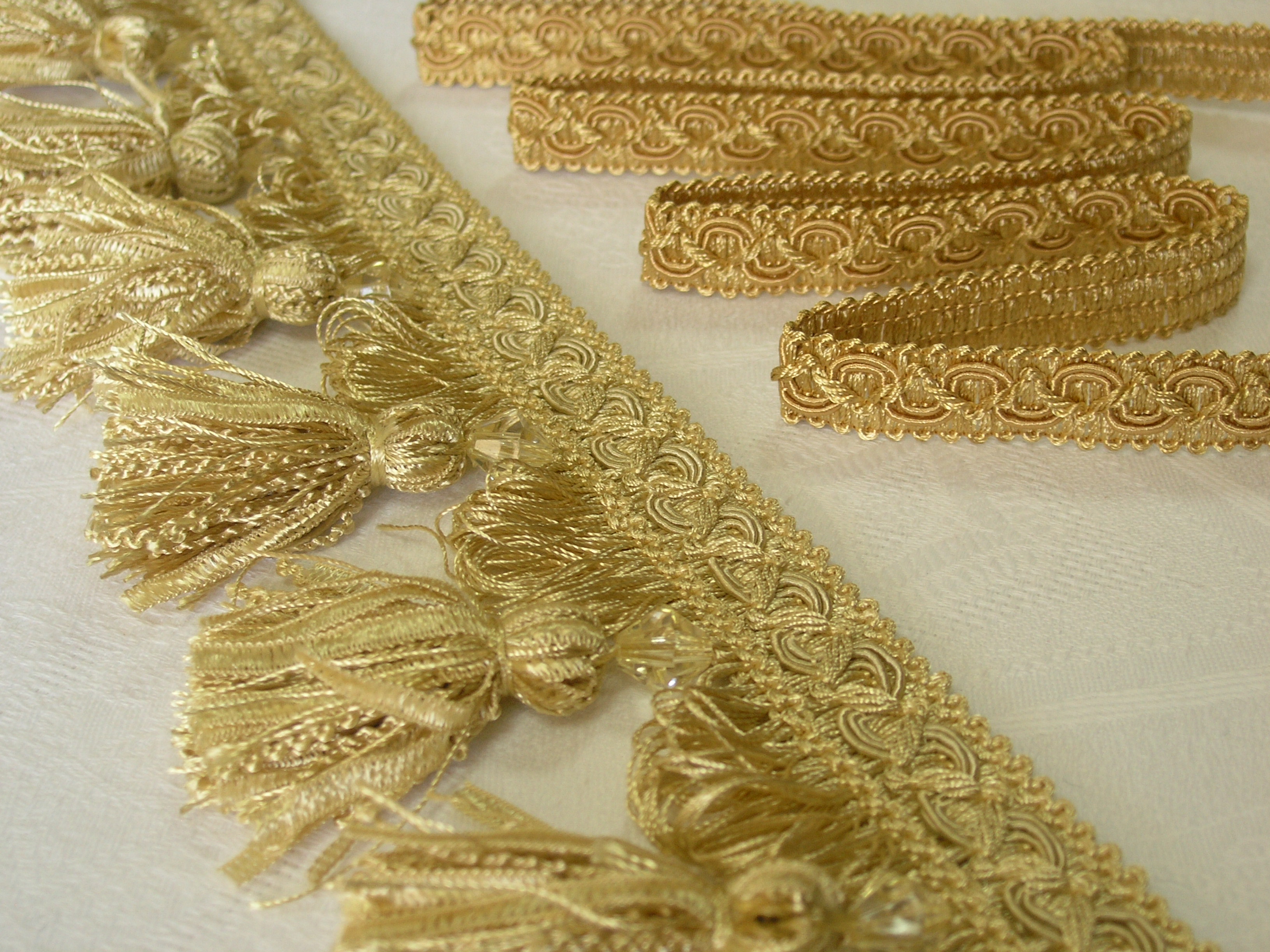 Jak wybrać dostawcę chwostów i taśm ozdobnych do swojej pracowni? Checklista dla krawców, dekoratorów i rękodzielników