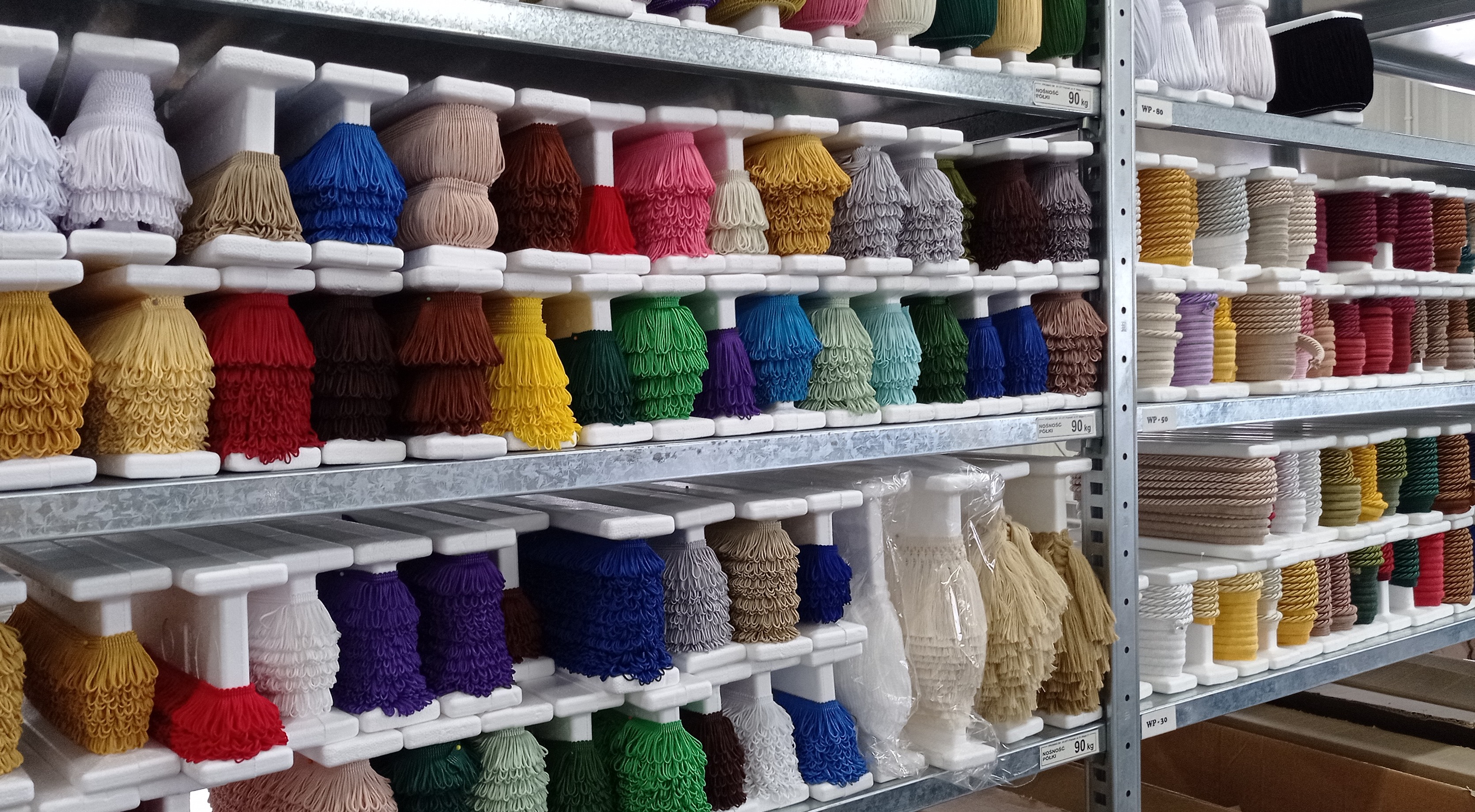 Pasmanteria dla twórców DIY: jak zbudować domowy „magazyn” frędzli, taśm i sznurków, który wystarczy na wiele projektów